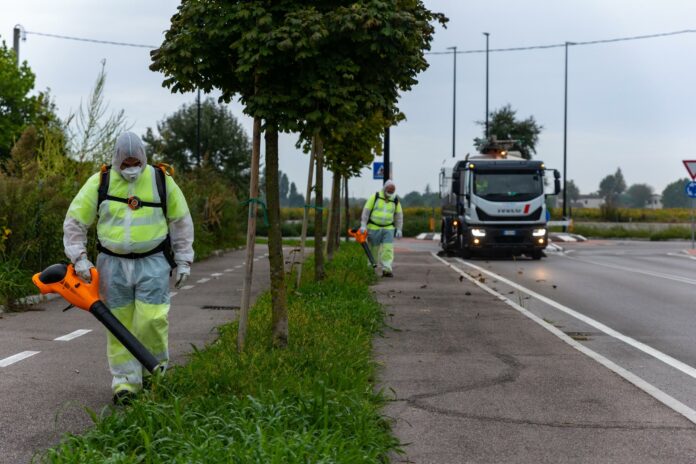 Pulizie intensive Arcella: operatori e mezzo per la pulizia delle strade