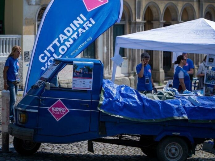 Retake Arcella: volontari di Padova accanto all’Ape blu in una precedente iniziativa