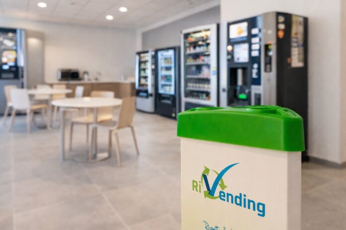 RiVending in Veneto: un contenitore per la raccolta dei bicchieri davanti ai distributori automatici