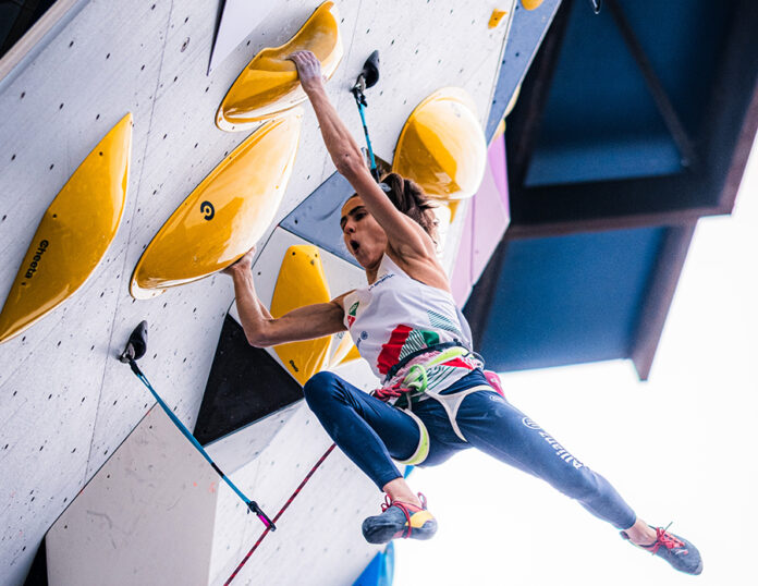 Laura Rogora sulla parete Lead nelle qualificazioni delle World Climbing Series di Santiago
