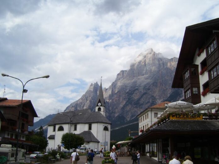 Il centro e le montagne di San Vito di Cadore in una fotografia d’archivio del 2007