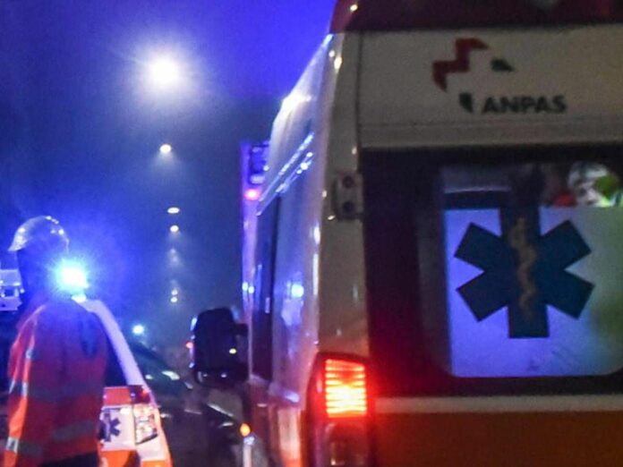 Incidente a Cusinati: ambulanza e soccorritori in una foto d’archivio, non riferita al sinistro