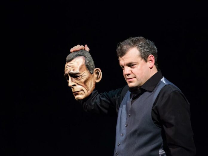 Teatro a Montegrotto: un interprete con una maschera nella lezione su Dario Fo e Jacques Lecoq