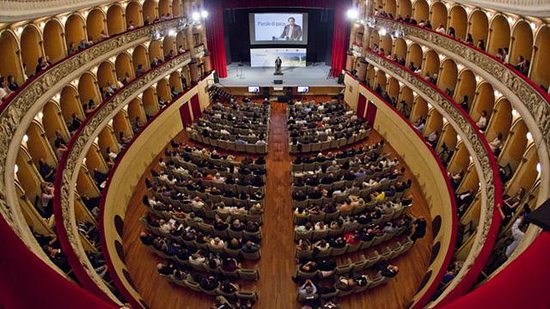 Platea e palchi del Teatro Verdi di Padova, sede delle prove aperte della Sfera Danza