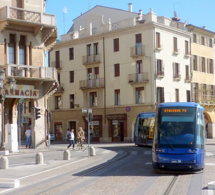 Tram a Vigonza, progetto SIR2: un tram a Padova in una foto d’archivio