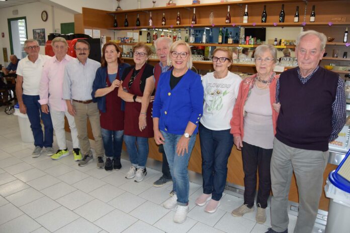 Centro pensionati di Trebaseleghe: gruppo di persone nella sede dell’APT