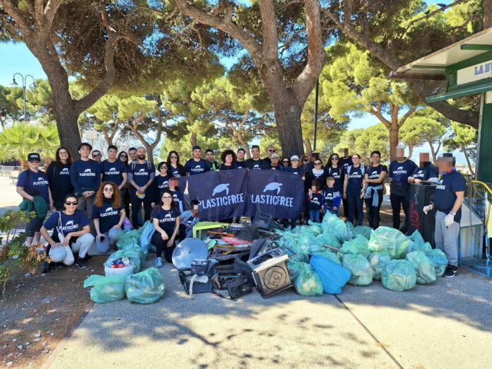 Reinserimento e tutela ambientale, volontari Plastic Free con i rifiuti raccolti durante un’attività di pulizia.