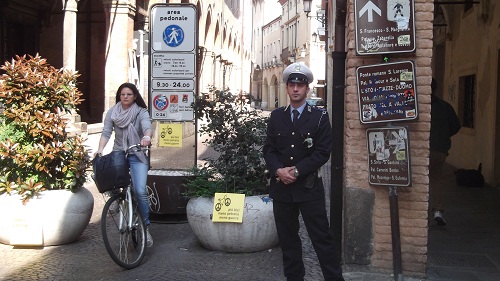 vigonza-1215 Controlli a Vigonza: immagine illustrativa d’archivio di un agente della Polizia Locale a Padova