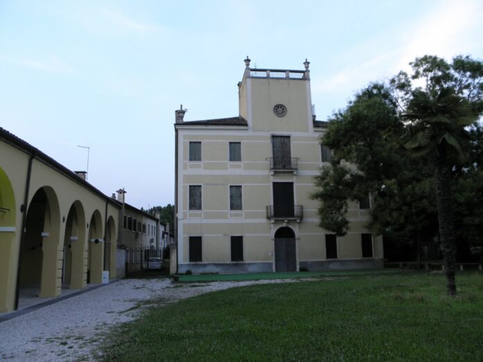 villa-cesarotti-threecharlie-web Villa Cesarotti a Selvazzano Dentro, facciata e barchessa in una foto del 2015