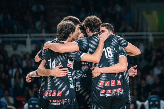 Pallavolo Padova, i giocatori bianconeri riuniti sul campo alla Kioene Arena