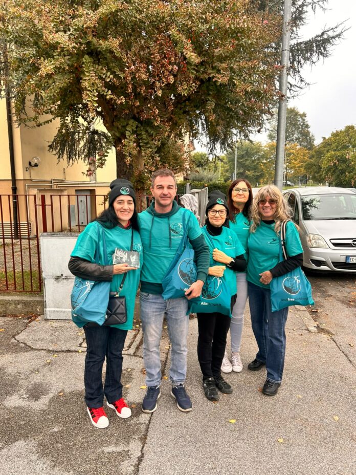I volontari a Padova di Mondo Libero dalla Droga con gli opuscoli della campagna in zona via Saetta