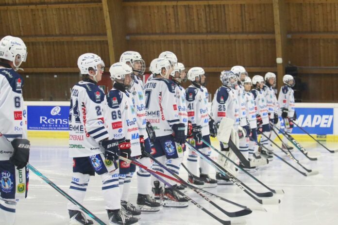Padova Waves schierati sul ghiaccio con le divise biancoblu