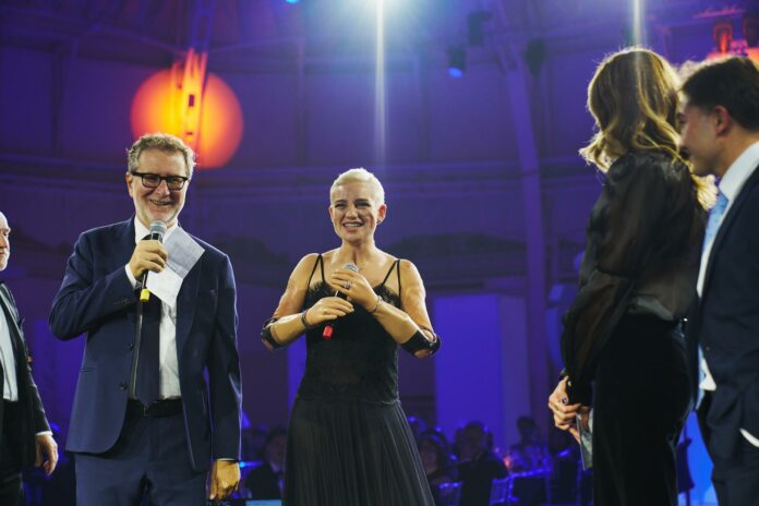 WEmbrace Awards 2026: Bebe Vio e Fabio Fazio sul palco della serata a Milano